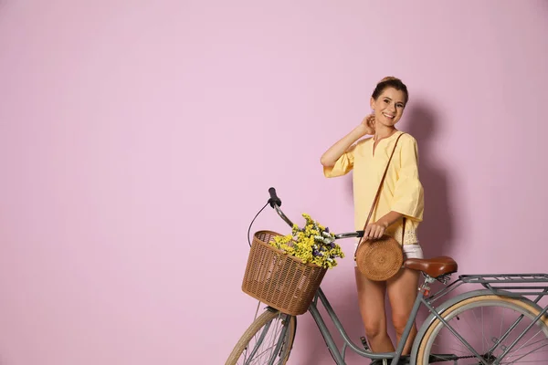 Retrato Mulher Bonita Com Bicicleta Sobre Fundo Cor — Fotografia de Stock
