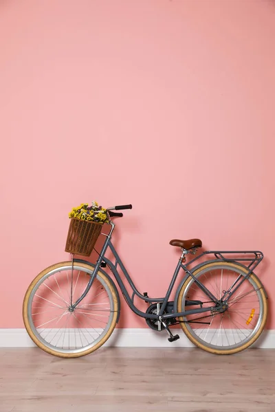 Vélo Rétro Avec Panier Osier Près Mur Couleur — Photo