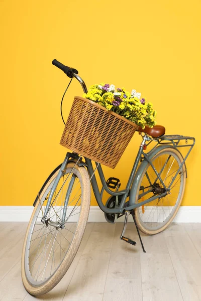 Retro Rower Wiklinowym Koszu Pobliżu Kolor Ściany — Zdjęcie stockowe