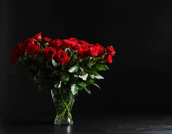 Βάζο Όμορφα Κόκκινα Ροδαλά Λουλούδια Μαύρο Φόντο — Φωτογραφία Αρχείου