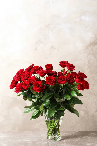 Vaso Com Belas Rosas Vermelhas Mesa Contra Fundo Cor — Fotografia de Stock