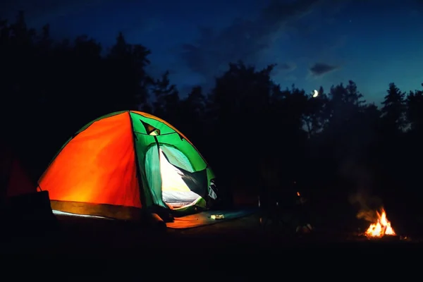 夜晚荒野篝火旁的露营帐篷 — 图库照片