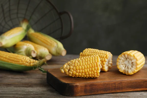 Tasty Sweet Corn Cob Wooden Board — Stock Photo, Image