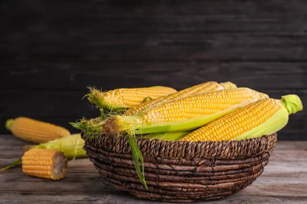 Basket Tasty Sweet Corn Cobs Table — Stock Photo, Image