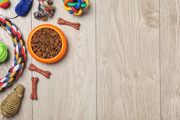 Skål Med Mat För Katt Eller Hund Och Tillbehör Trä — Stockfoto