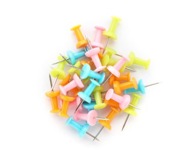 Beyaz arka plan üzerinde renkli itme yığını sabitler. Okul kırtasiye