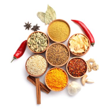 Beyaz arka planda farklı aromatik baharatlarla güzel bir kompozisyon.