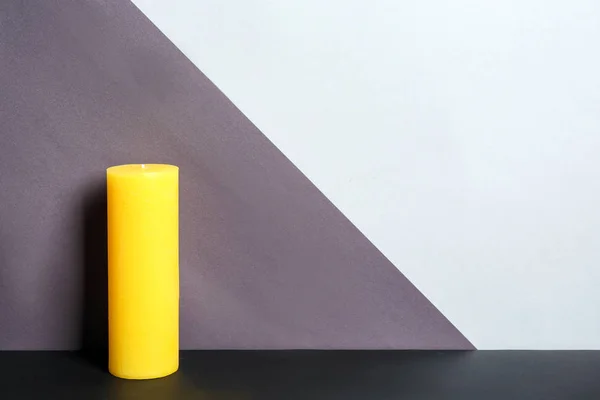 Decoratieve Wax Kaars Tafel Tegen Een Achtergrond Met Kleur — Stockfoto