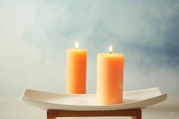 Διακοσμητικά Κεριά Και Στάση Απέναντι Χρώμα Φόντου — Φωτογραφία Αρχείου