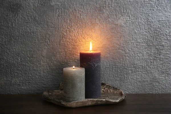 桌上装饰蜡烛反对颜色背景 — 图库照片