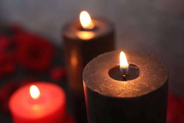 燃烧的黑色和红色的蜡烛 特写视图 — 图库照片