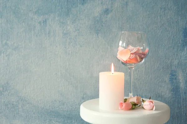 Kerze Mit Floralem Dekor Auf Tisch Vor Farbigem Hintergrund — Stockfoto