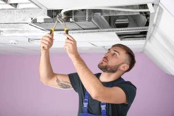 Ung Manlig Tekniker Reparera Luftkonditioneringen Inomhus — Stockfoto