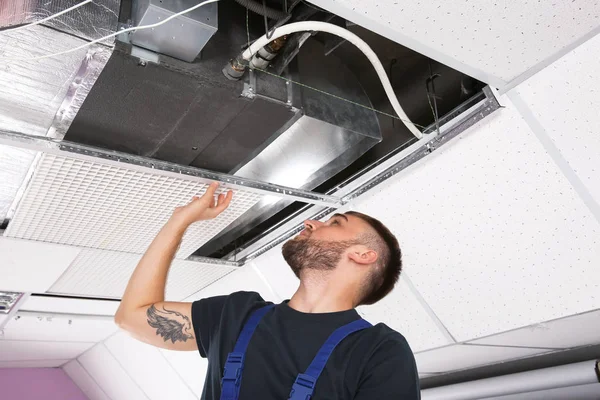 Junge Männliche Techniker Überprüfen Klimaanlage Innenräumen — Stockfoto