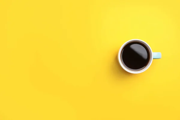 Keramiktasse Mit Heißem Aromatischen Kaffee Auf Farbigem Hintergrund Draufsicht — Stockfoto