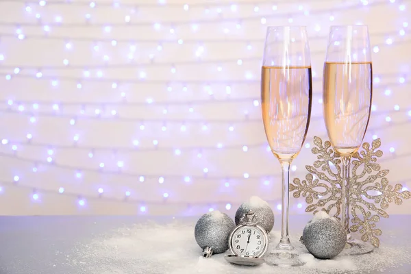 Sklenice Šampaňského Vánoční Výzdoba Kapesní Hodinky Stole Proti Rozmazané Světla — Stock fotografie