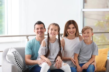 Evde şirin çocuklu mutlu aile