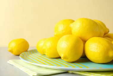 Tablo üzerinde olgunlaşmış taze limon ile plaka