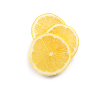 Beyaz arka plan üzerinde olgunlaşmış taze limon dilimli