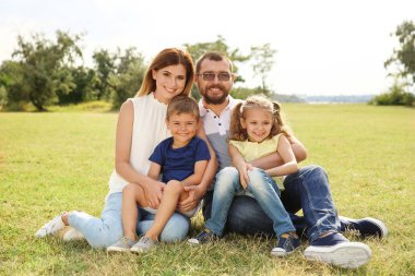 Mutlu aile çocuklarının açık havada birlikte vakit