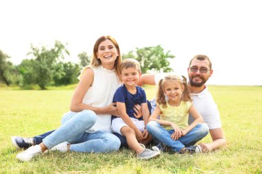 Mutlu aile çocuklarının açık havada birlikte vakit