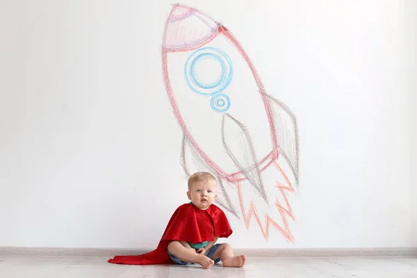 Adorable Niño Pequeño Jugando Astronauta Cerca Pared Con Dibujo Nave —  Fotos de Stock