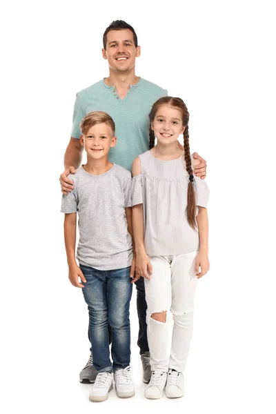 Ojciec Dziećmi Białym Tle Szczęśliwa Rodzina — Zdjęcie stockowe