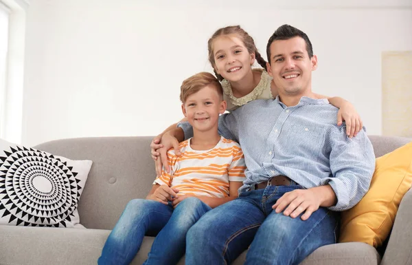 Vader Met Schattige Kinderen Thuis Gelukkige Familie — Stockfoto