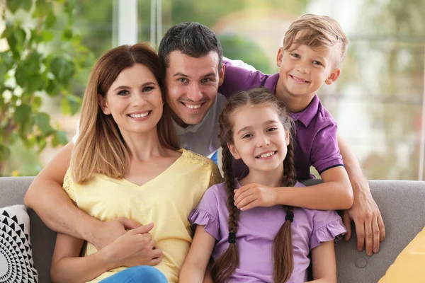 Família Feliz Com Crianças Bonitos Casa — Fotografia de Stock