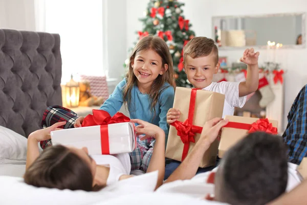 Pais Felizes Crianças Com Presentes Celebrando Natal Casa — Fotografia de Stock