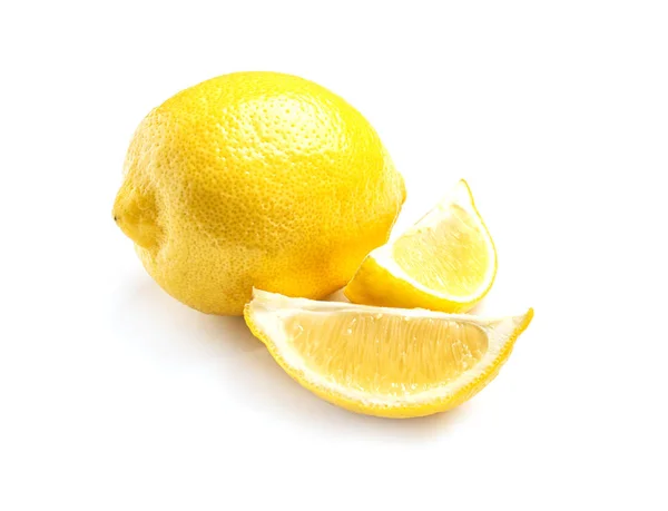 白い背景上の熟した全体とスライス レモン — ストック写真