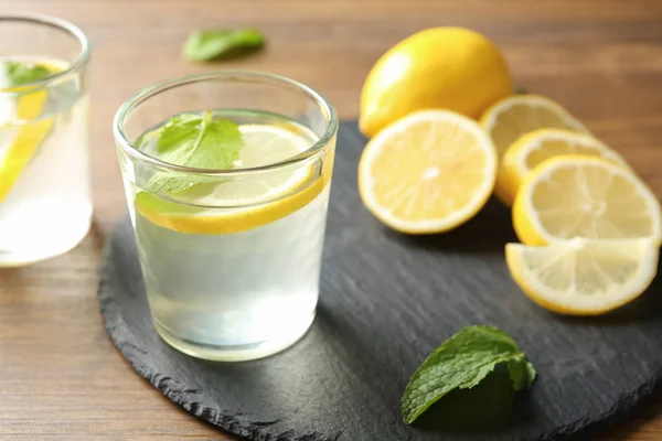Bicchiere Con Acqua Limone Piatto Ardesia — Foto Stock