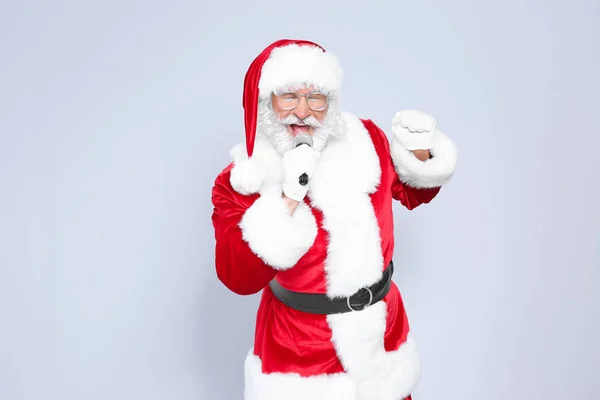 Papai Noel Cantando Microfone Fundo Cor Música Natal — Fotografia de Stock