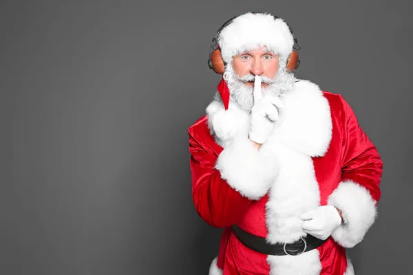 Papai Noel Ouvindo Música Natal Fundo Cor — Fotografia de Stock