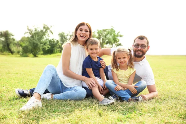 Glückliche Familie Die Zeit Mit Ihren Kindern Freien Verbringt — Stockfoto