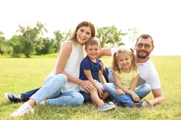 Glückliche Familie Die Zeit Mit Ihren Kindern Freien Verbringt — Stockfoto