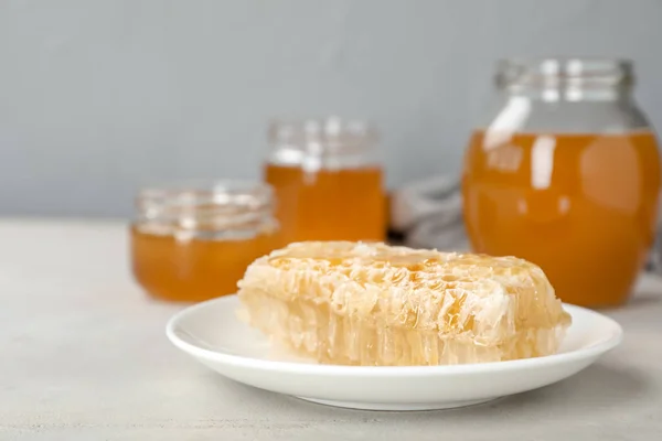 Tallrik Med Färsk Honeycomb Och Burkar Bordet — Stockfoto