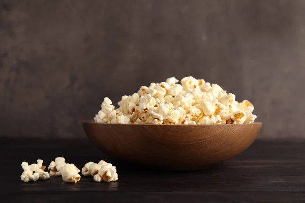 Schüssel Mit Leckerem Popcorn Auf Holztisch — Stockfoto
