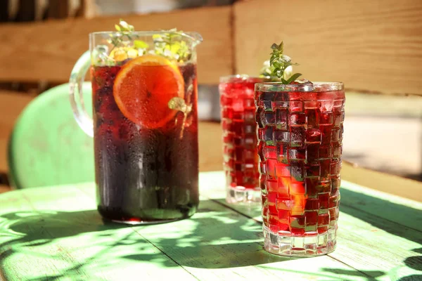 Glazen Kruik Met Een Heerlijke Cocktail Tafel Café — Stockfoto