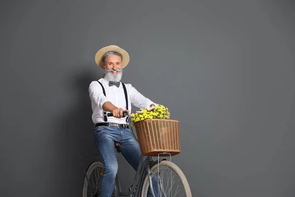 Retrato Homem Maduro Bonito Com Bicicleta Sobre Fundo Cor — Fotografia de Stock