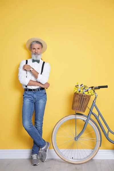 Портрет Красивого Зрілого Чоловіка Велосипедом Біля Кольорової Стіни — стокове фото