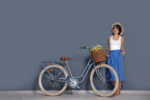 Retrato Una Hermosa Mujer Joven Con Bicicleta Cerca Pared Color —  Fotos de Stock