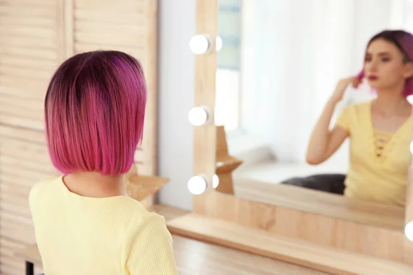 Młoda Kobieta Włosów Kolor Patrząc Lustro Gabinecie Kosmetycznym Nowoczesny Trend — Zdjęcie stockowe