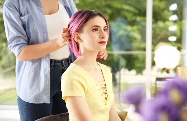 Parrucchiere Professionista Che Lavora Con Giovane Donna Nel Salone Bellezza — Foto Stock