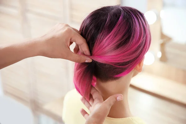 Coiffeur Professionnel Travaillant Avec Une Jeune Femme Dans Salon Beauté — Photo