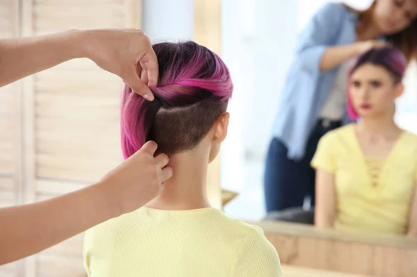 Profesjonalny Salon Fryzjerski Pracę Młodej Kobiety Gabinecie Kosmetycznym Kolor Włosów — Zdjęcie stockowe