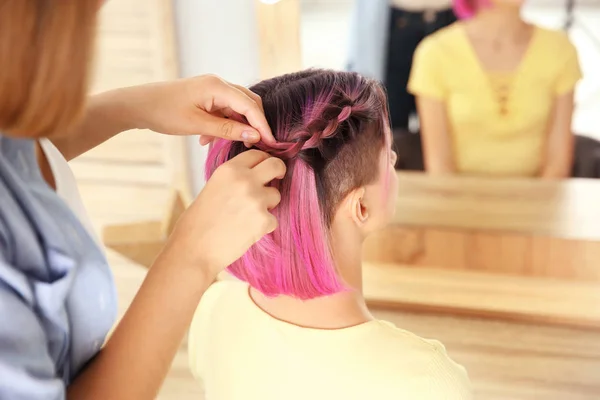专业设计师在美容院编织女人的彩色头发 现代趋势 — 图库照片
