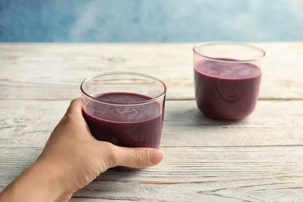 Mujer Sosteniendo Vaso Delicioso Jugo Acai Mesa Primer Plano —  Fotos de Stock