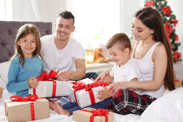 Glückliche Eltern Und Kinder Tauschen Weihnachtsmorgen Hause Geschenke Aus lizenzfreie Stockbilder