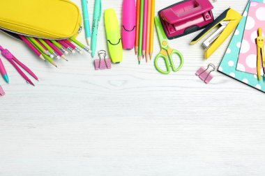 Ahşap arka plan üzerinde farklı okul Kırtasiye ile düz yatıyordu kompozisyon